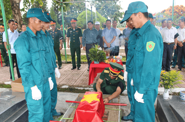 Đưa hài cốt liệt sĩ Đào Văn Phượng về an táng tại Nghĩa trang Liệt sĩ huyện Buôn Đôn (Đắk Lắk)