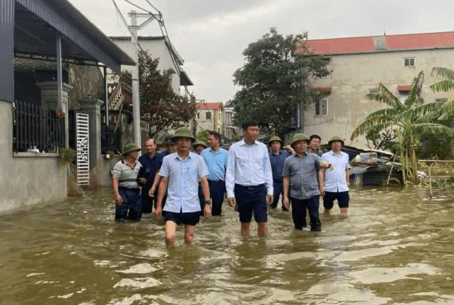 Trưởng ban Dân vận Thành ủy Hà Nội Đỗ Anh Tuấn kiểm tra, tặng quà các hộ dân vùng lũ Quốc Oai