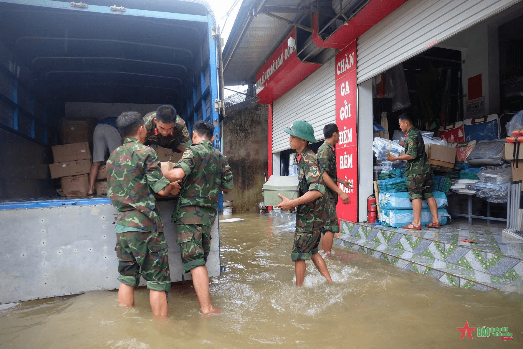 Lực lượng vũ trang tỉnh Yên Bái phối hợp với các lực lượng cứu hộ, cứu nạn người dân
