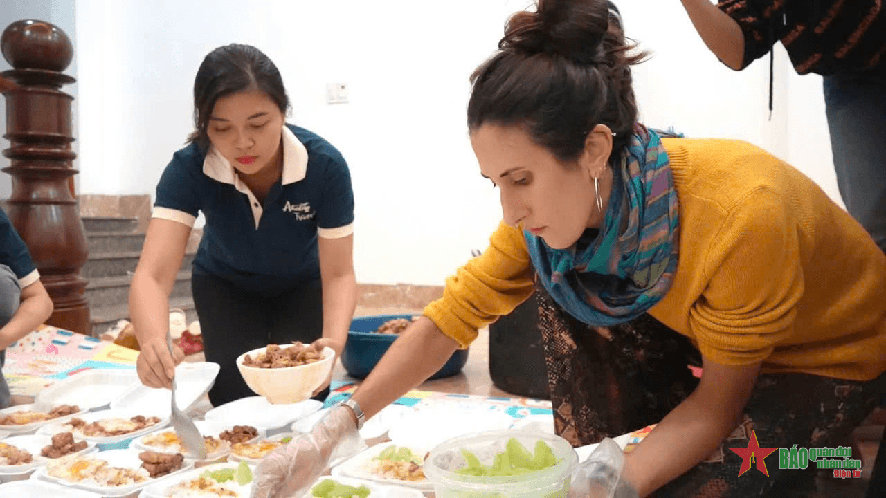 Hơn 500 suất cơm nghĩa tình ở vùng lũ Sa Pa