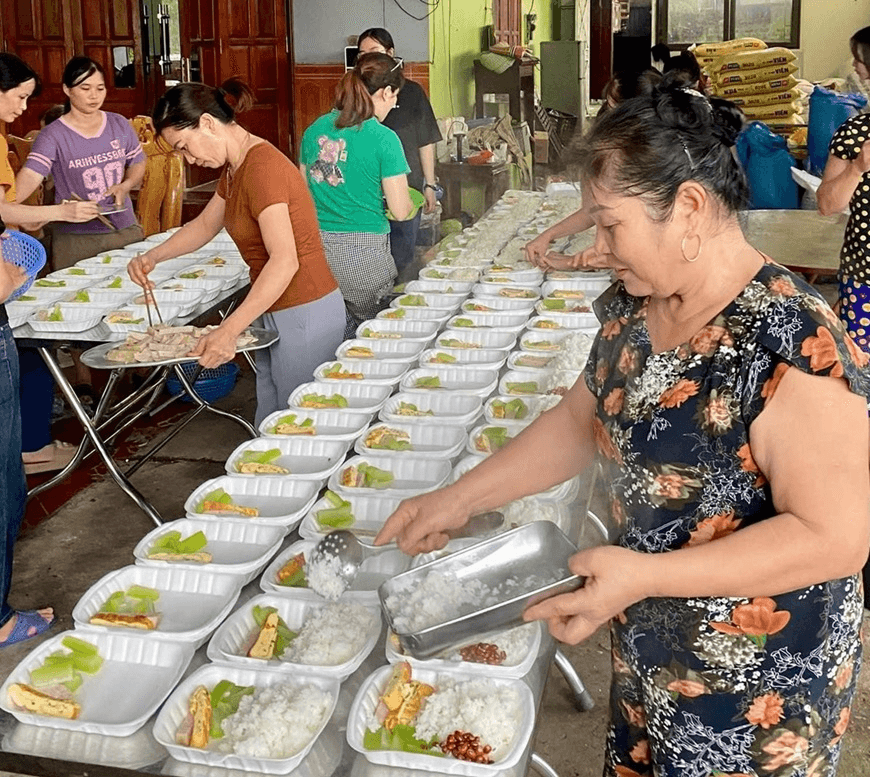 Những suất cơm tình nghĩa từ vùng lũ