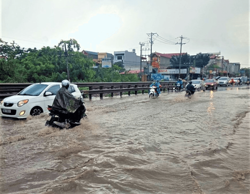 Phân luồng giao thông tại các vị trí bị ngập trên đường 427 Thường Tín