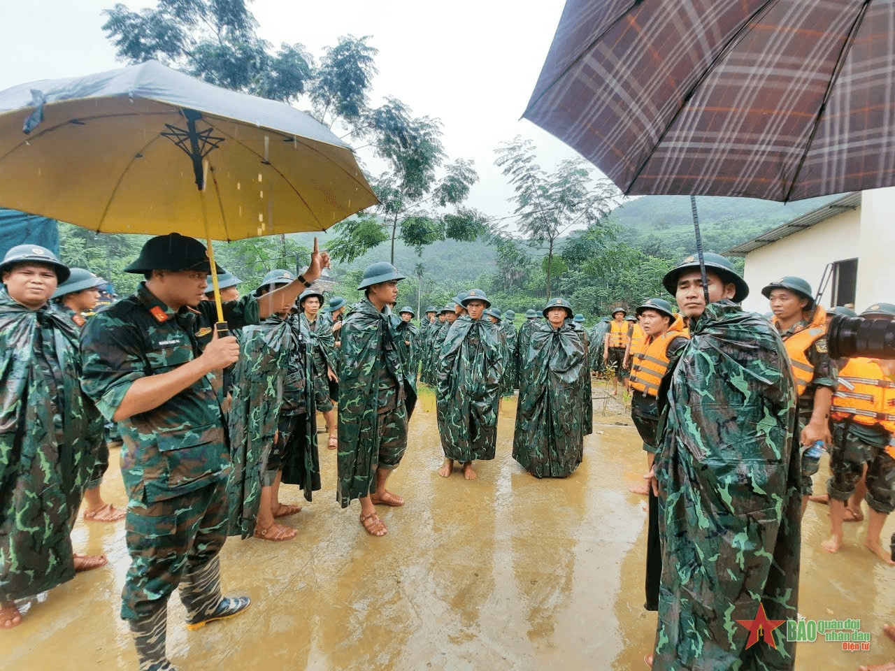 Trung đoàn 98 (Sư đoàn 316, Quân khu 2) tìm kiếm nạn nhân thôn Làng Nủ (Lào Cai)