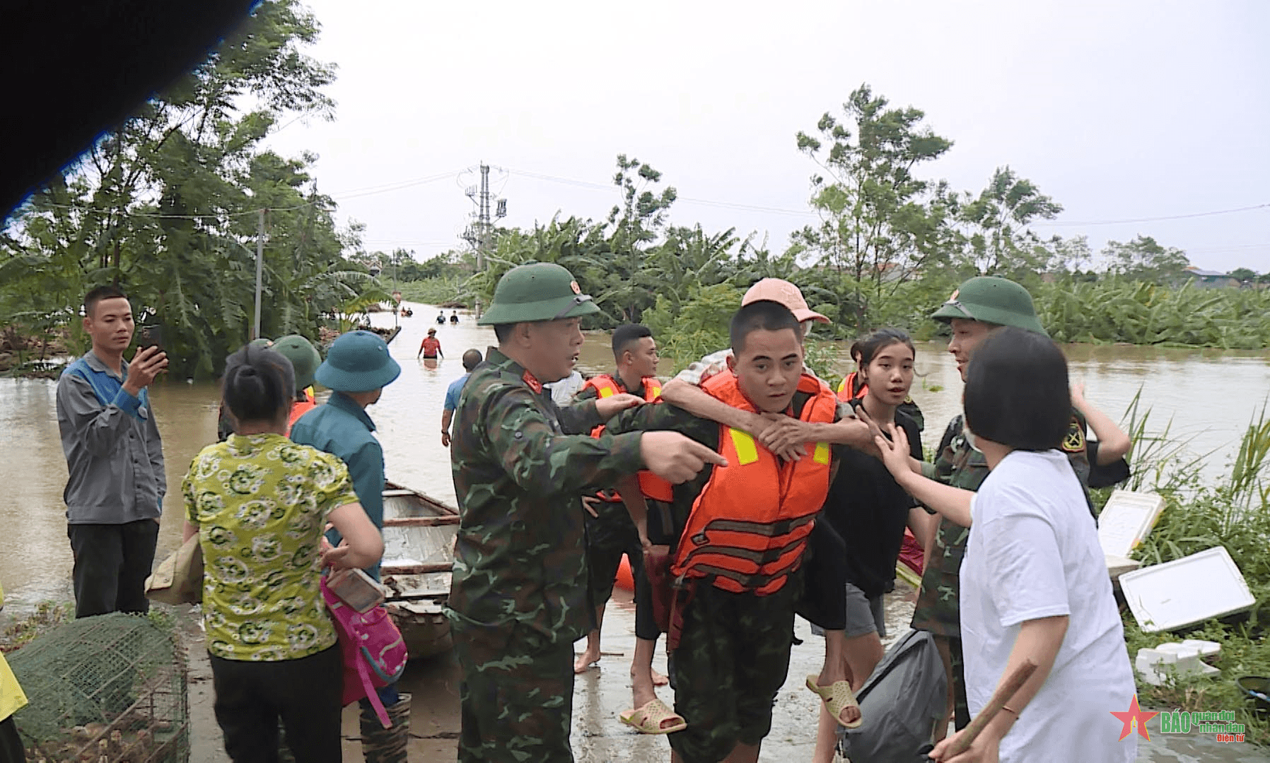 Lực lượng vũ trang huyện Phù Ninh (Phú Thọ) xuyên đêm sơ tán nhân dân