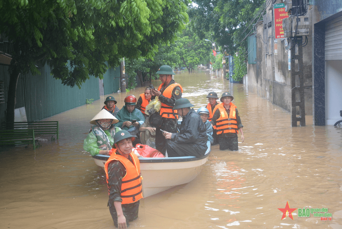 Huyện Thanh Trì (Hà Nội): Đưa hơn 7.500 người tại các vùng bị ngập đến nơi an toàn