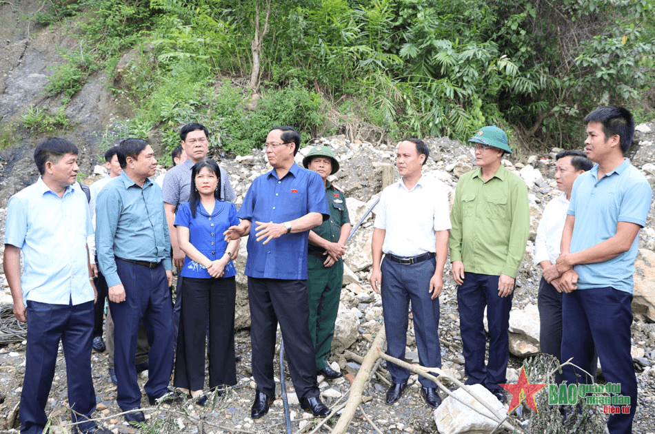 Phó chủ tịch Quốc hội Trần Quang Phương kiểm tra khắc phục thiệt hại mưa lũ tại Điện Biên