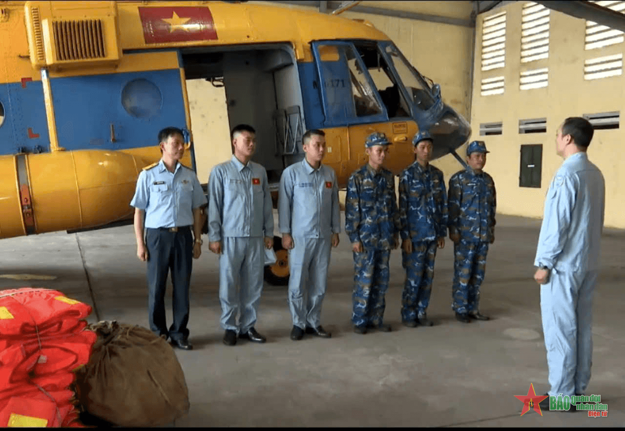 Các tổ bay của Trung đoàn 916 sẵn sàng thực hiện nhiệm vụ cứu trợ đường không