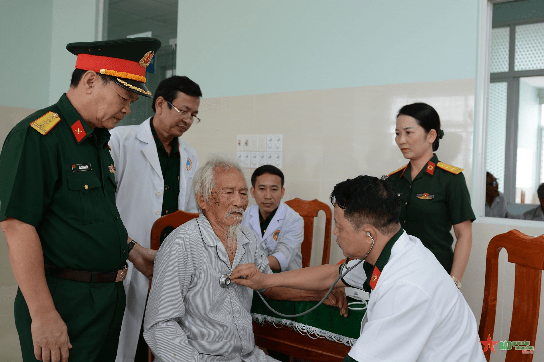 Khám bệnh, cấp phát thuốc miễn phí cho 400 trẻ em, người già tại huyện đảo Lý Sơn