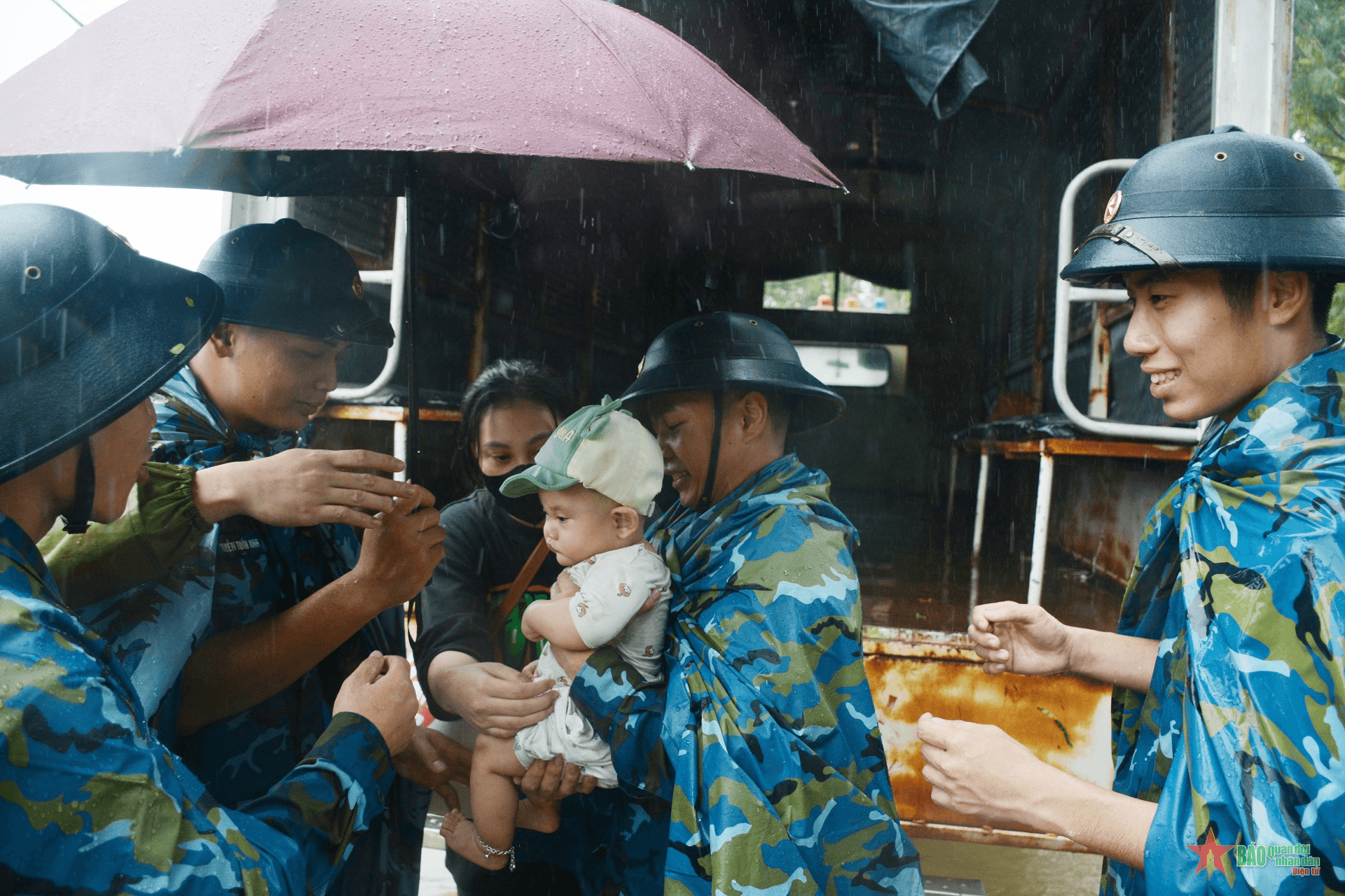 Quận Long Biên, TP Hà Nội: Bộ đội hiệp đồng di dời người dân và tài sản đến nơi an toàn