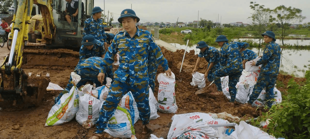 Trung đoàn 236 giúp nhân dân gia cố sạt lở bờ sông Cà Lồ