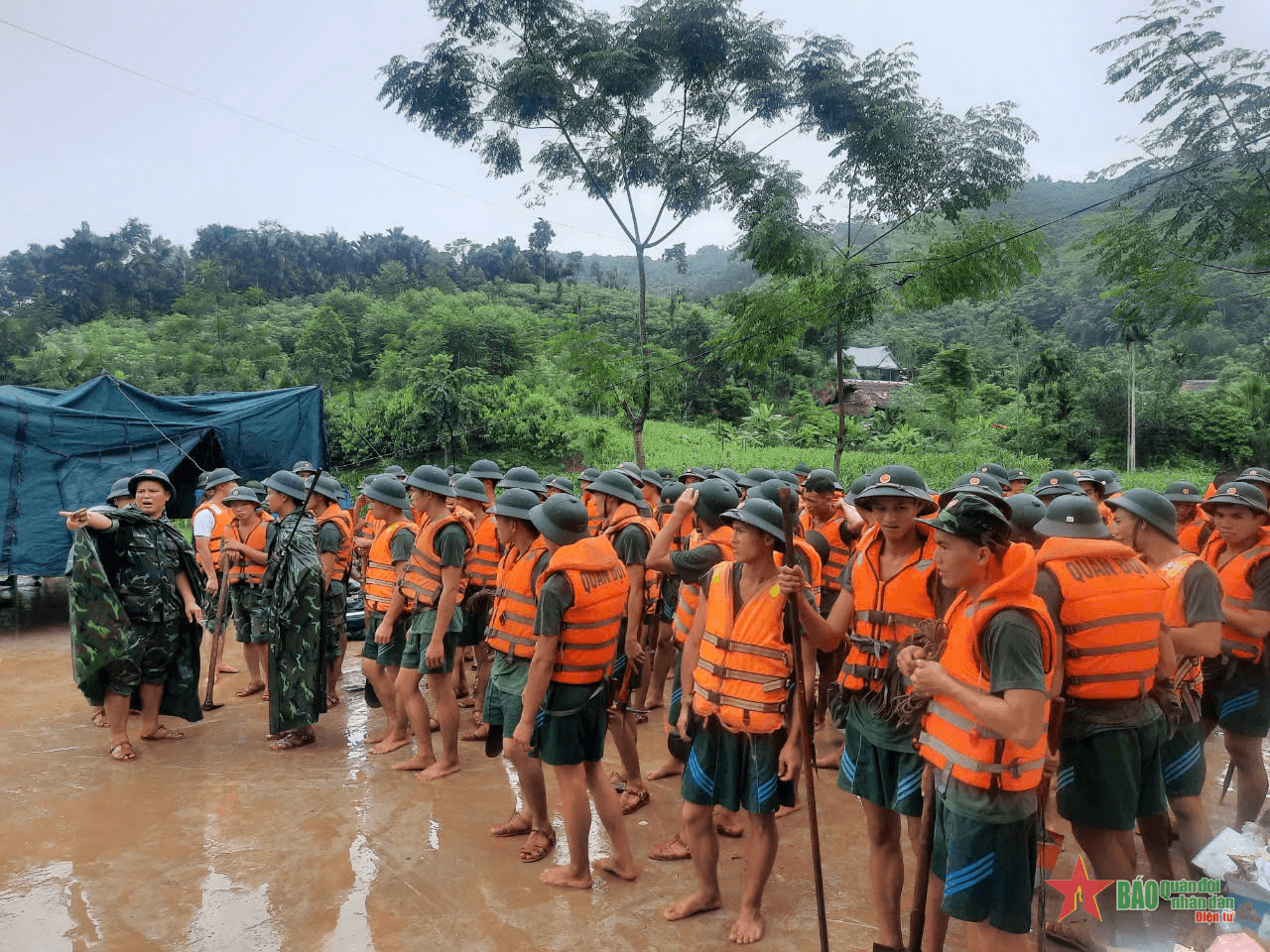 Lực lượng vũ  trang tham gia tìm kiếm nạn nhân trong vụ sạt lở tại Làng Nủ, xã Phúc Khánh, huyện Bảo Yên, tỉnh Lào Cai