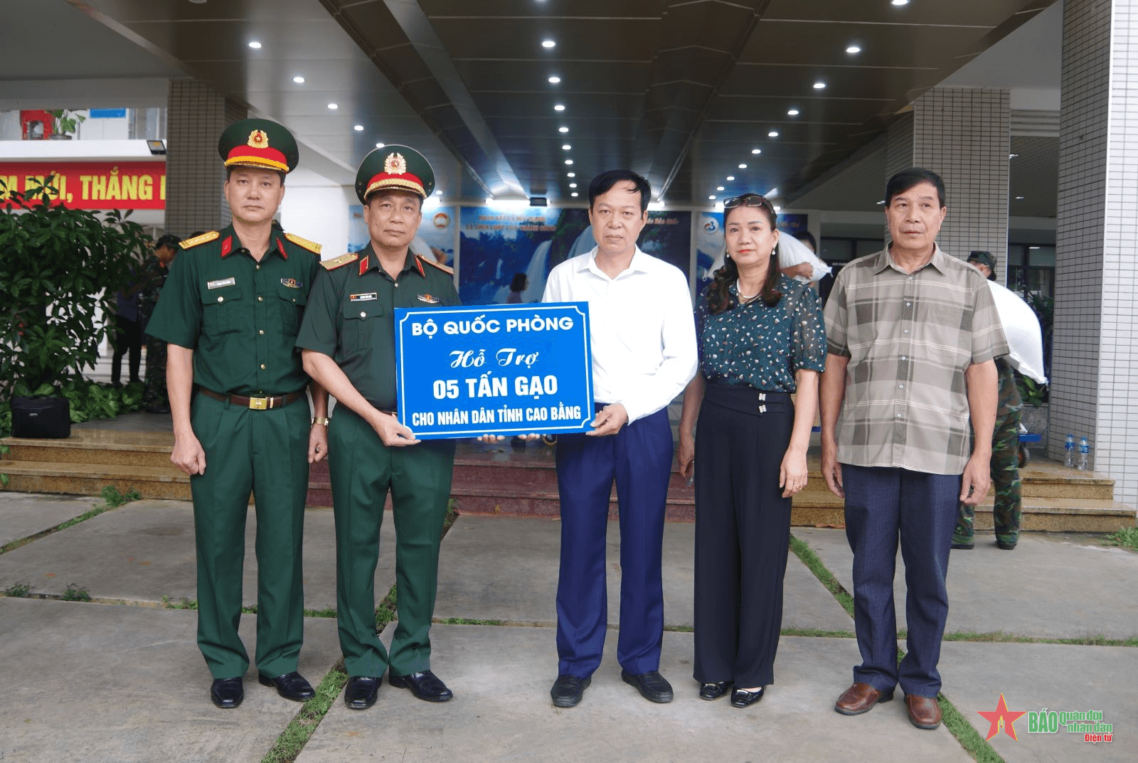 Bộ Quốc phòng và các tập thể, cá nhân hỗ trợ tỉnh Cao Bằng khắc phục hậu quả bão số 3