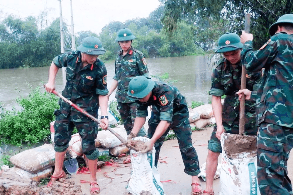 Trường Sĩ quan Chính trị giúp dân khắc phục hậu quả bão số 3