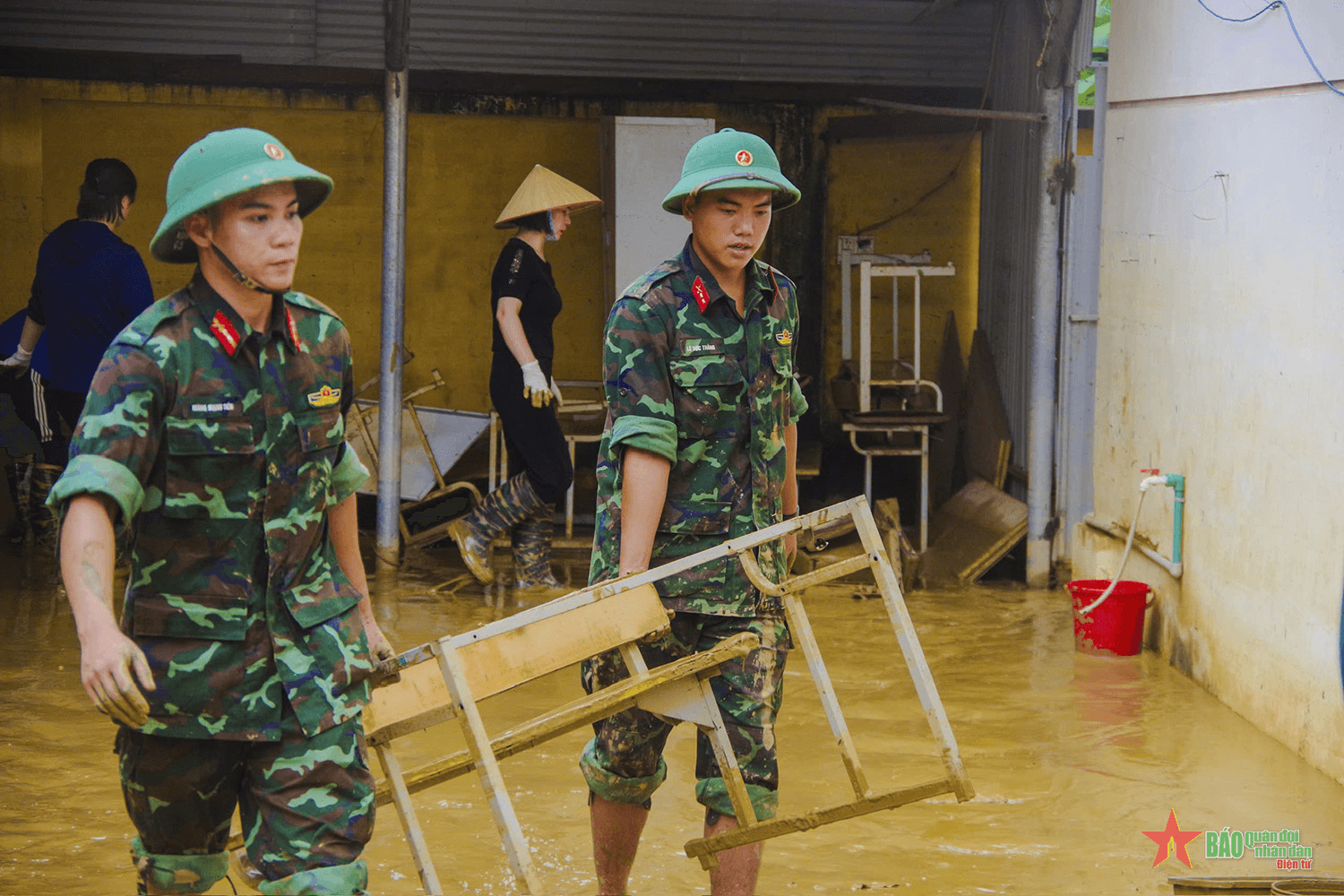 Quân khu 1: Lữ đoàn 382 giúp dân khắc phục hậu quả mưa lũ