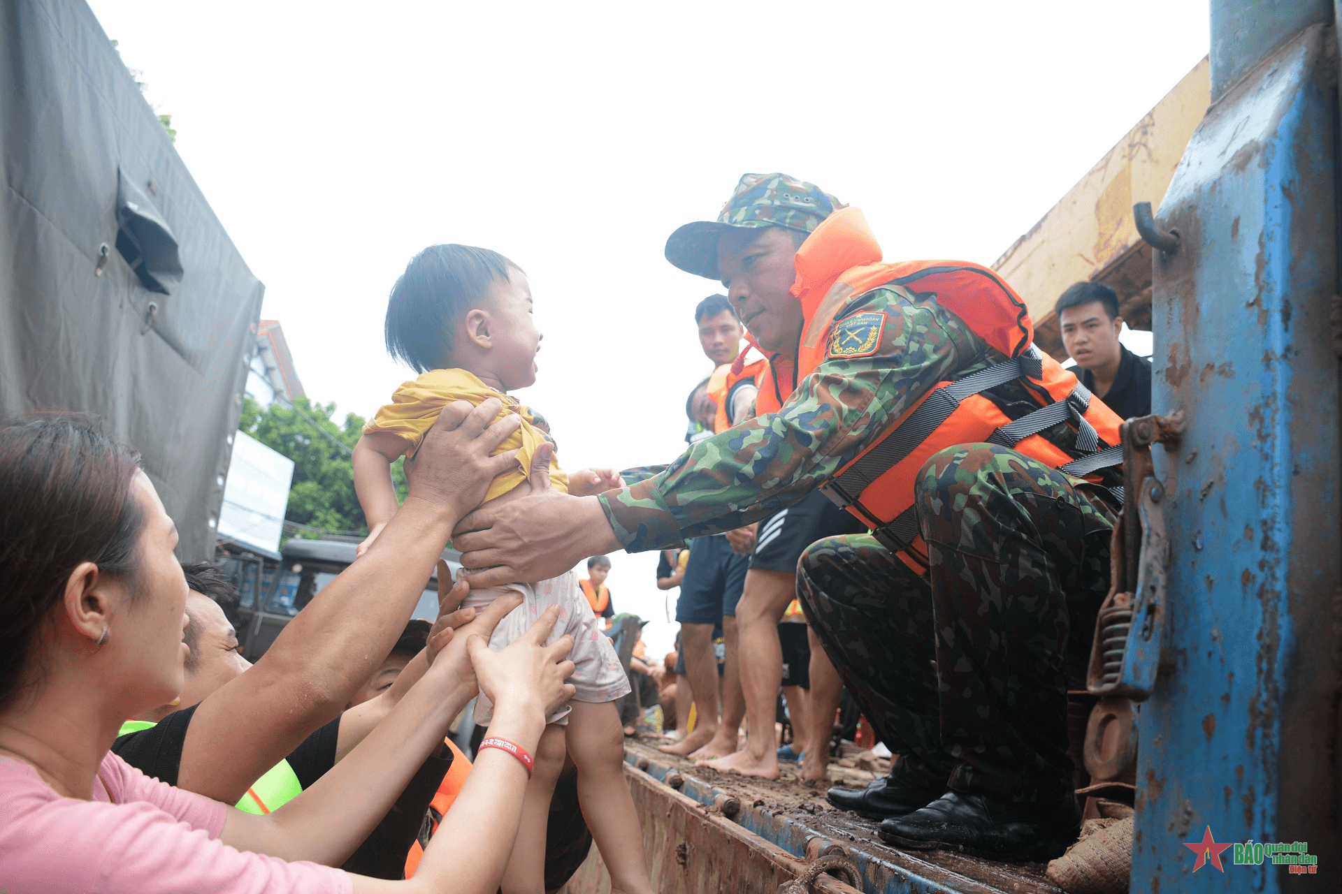 Quân dân đồng lòng vượt lũ ở Trung Giã