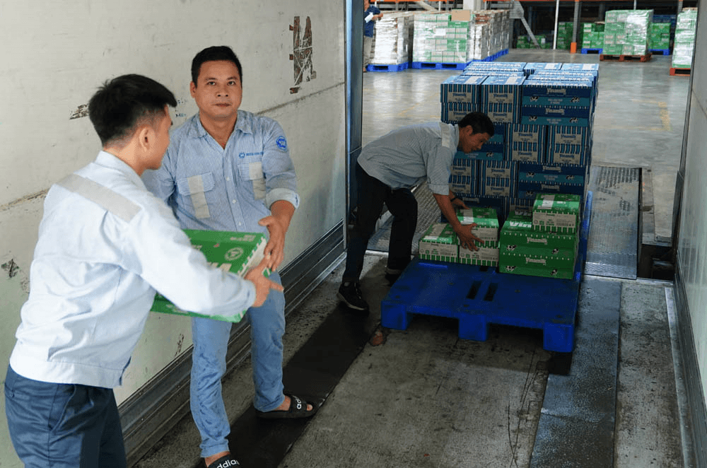 Vinamilk hỗ trợ gần 3 tỷ đồng sản phẩm dinh dưỡng thiết yếu cho 10 tỉnh bị ảnh hưởng bão lũ