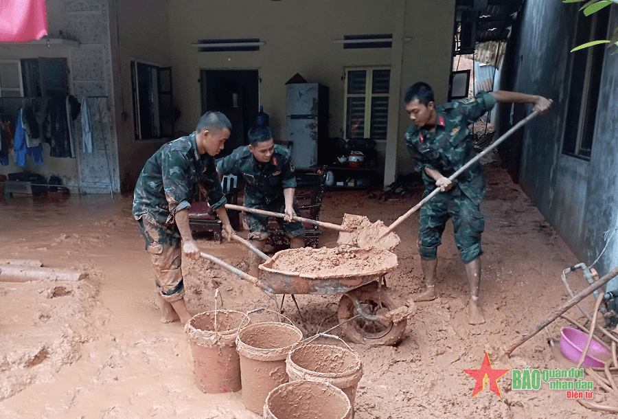 Bộ đội Phòng không gồng mình chống lũ
