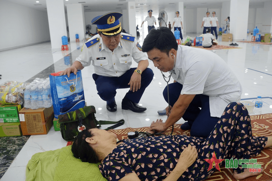 Bộ tư lệnh Vùng Cảnh sát biển 1 thăm, tặng quà các gia đình bị ảnh hưởng bão số 3 tại Hải Phòng