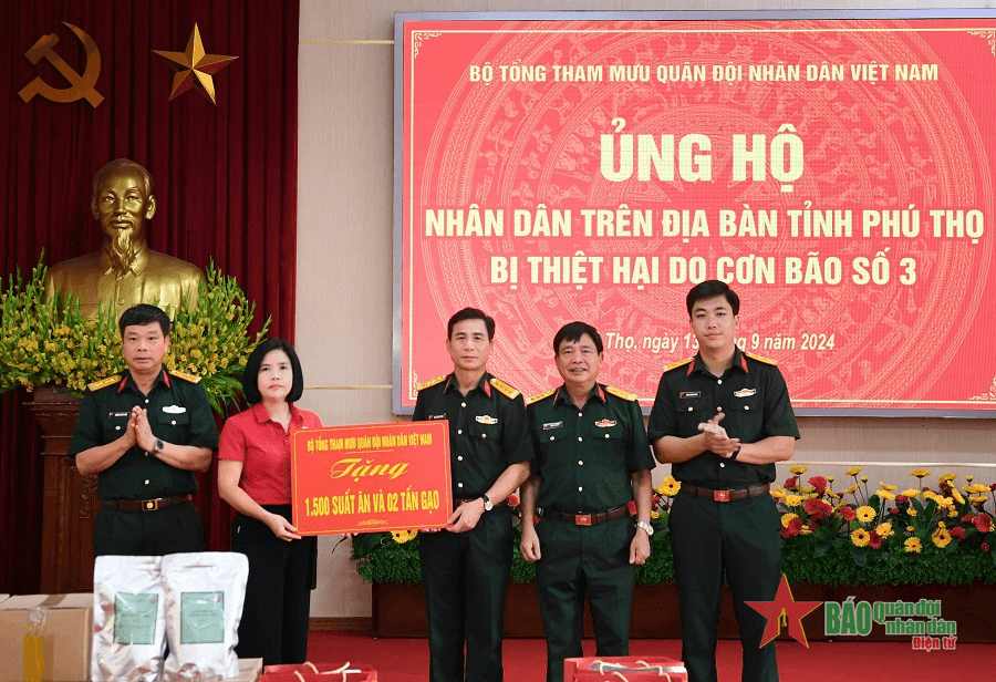 Bộ Tổng Tham mưu tặng 1.500 suất ăn và 2 tấn gạo cho nhân dân Phú Thọ