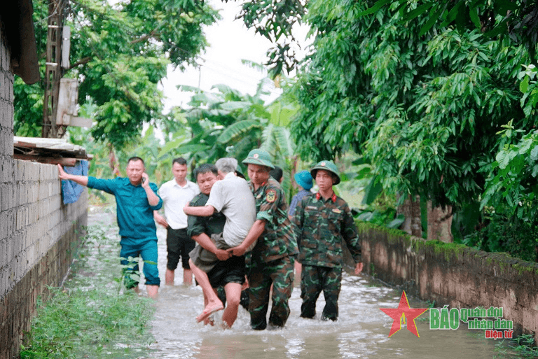 Lữ đoàn 368 sơ tán nhân dân đến vị trí an toàn