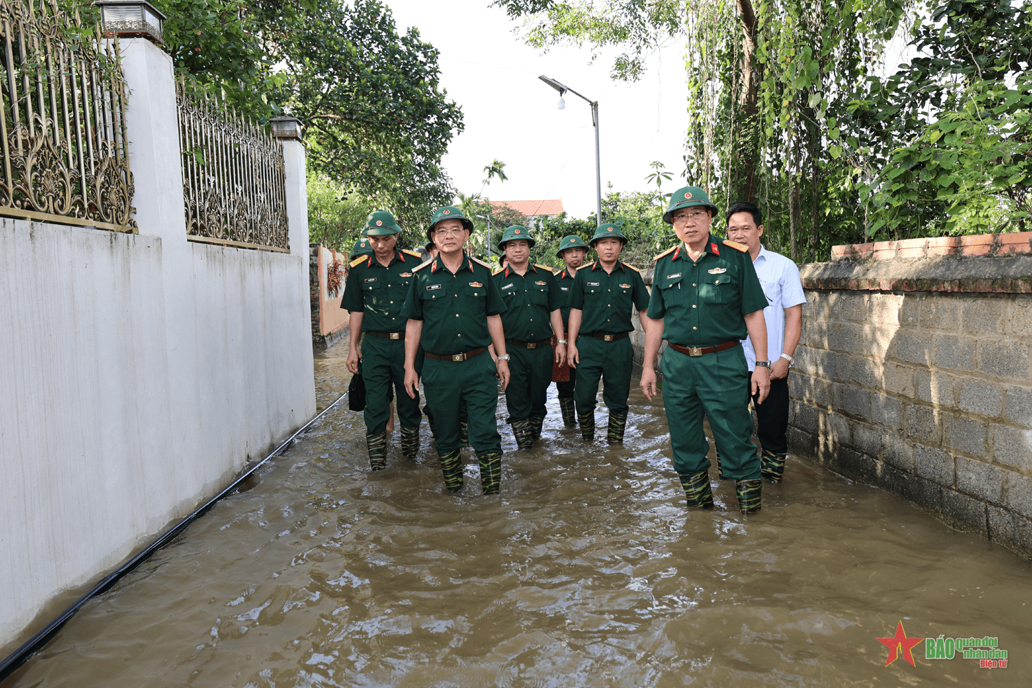 Trung tướng Trần Duy Hưng kiểm tra công tác giúp dân khắc phục hậu quả mưa, bão trên địa bàn Kho J106

​