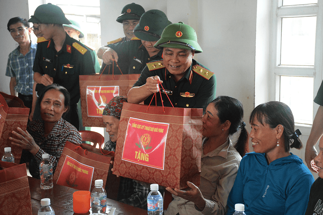 Tổng cục Kỹ thuật tặng quà, hỗ trợ quân nhân và nhân dân bị thiệt hại do bão số 3