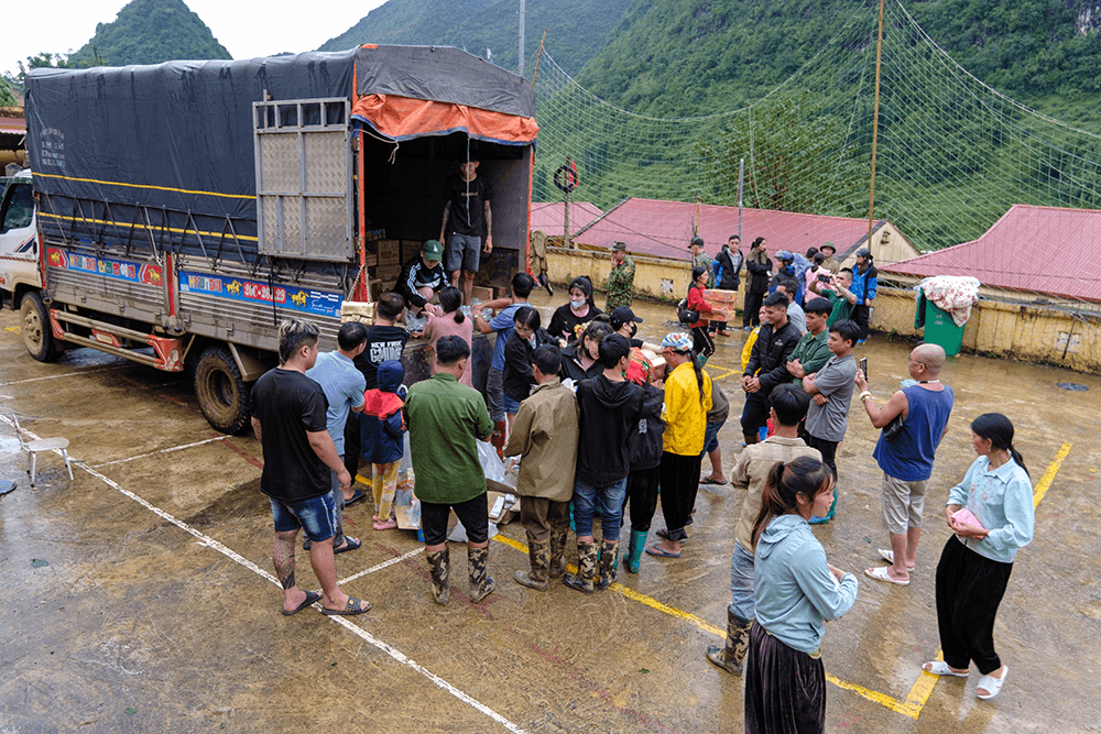 Trao quà tặng người dân vùng lũ tại huyện Nguyên Bình (Cao Bằng)
