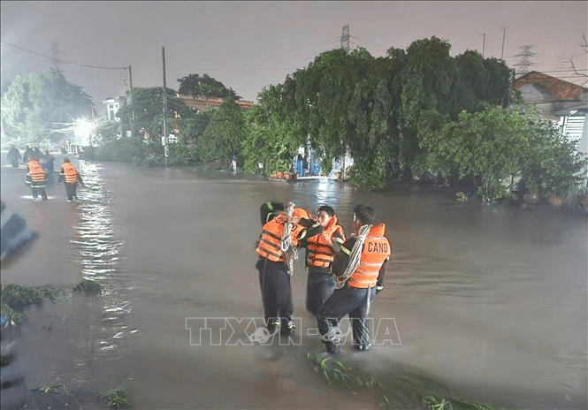 Bình Dương: Một phụ nữ tử vong do mưa lớn cuốn trôi ô tô