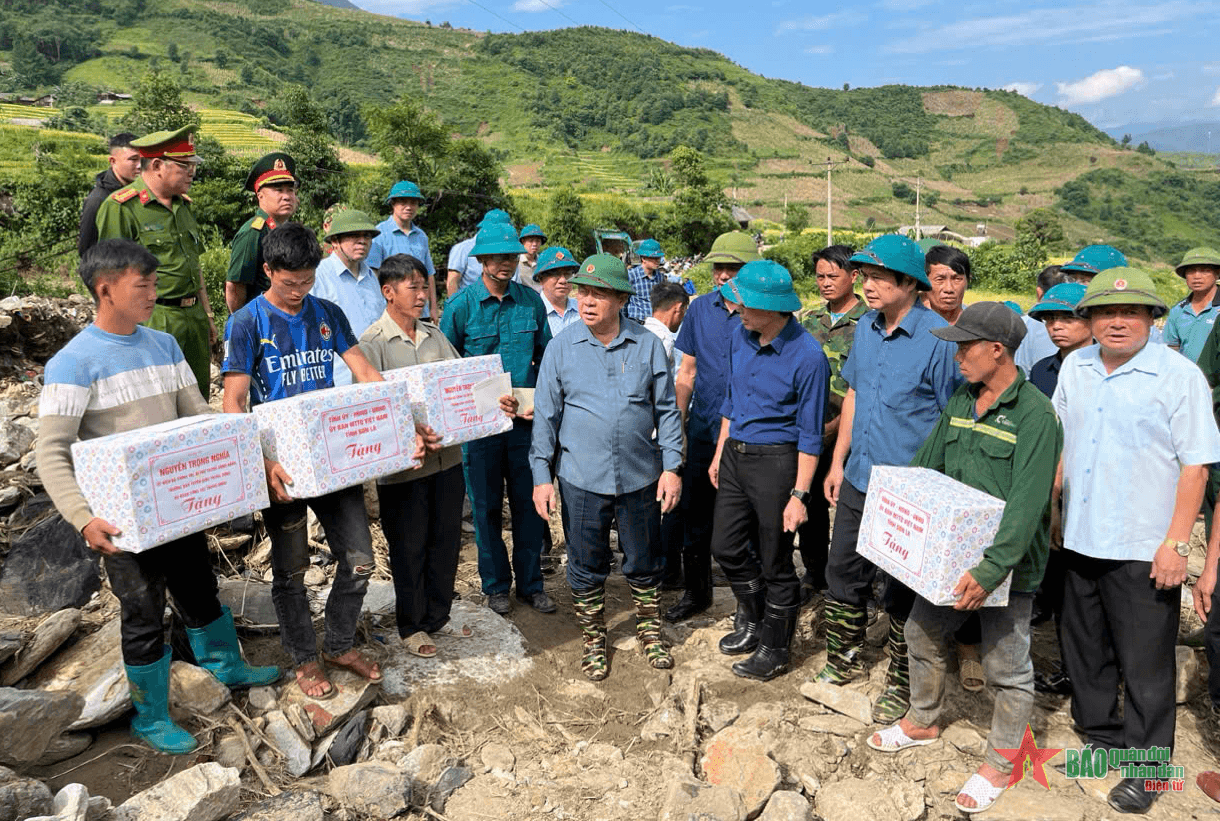 Trưởng ban Tuyên giáo Trung ương Nguyễn Trọng Nghĩa thăm hỏi, động viên người dân vùng lũ Sơn La
