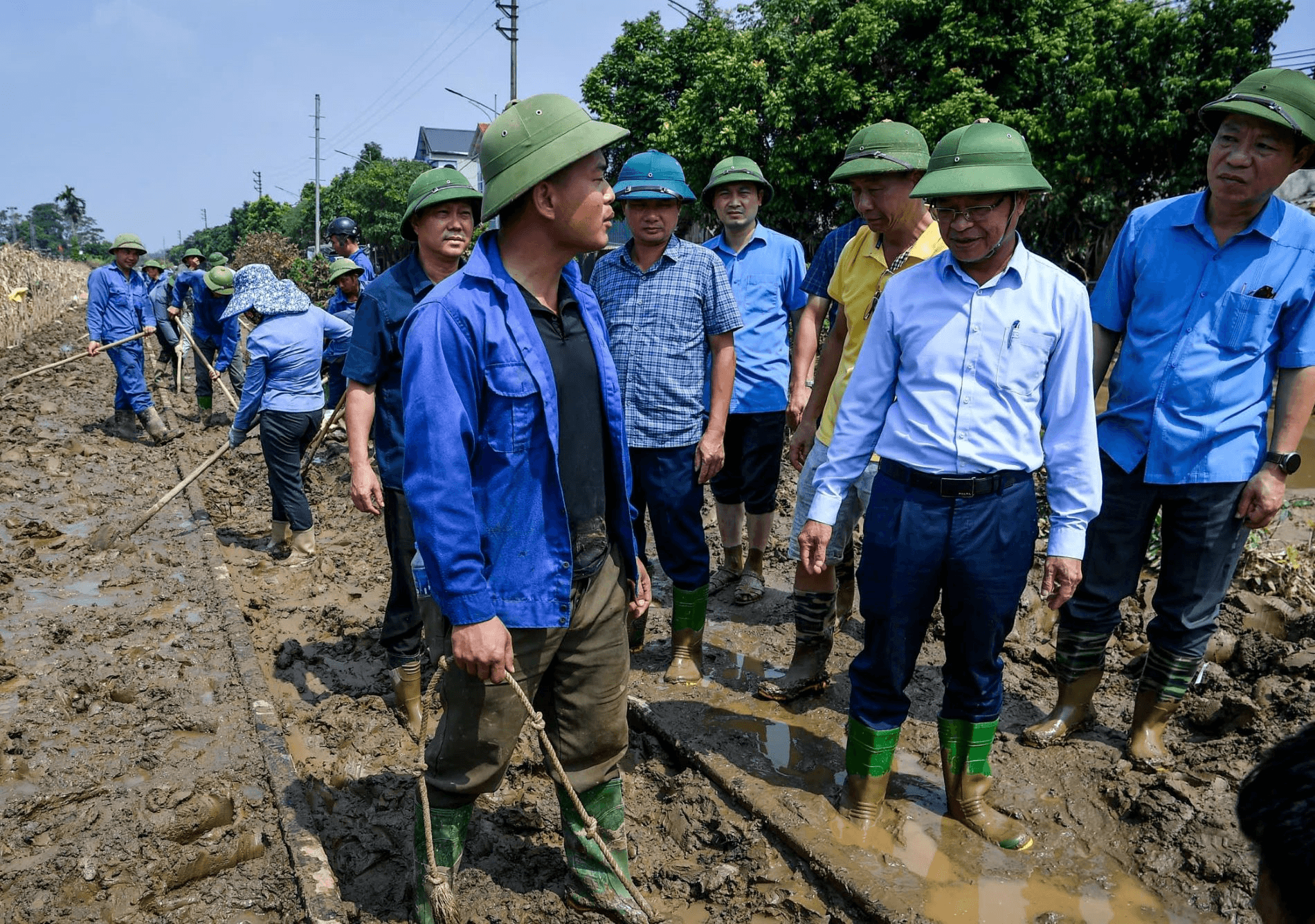 Thông tuyến đường sắt Yên Viên - Lào Cai sau nhiều ngày ách tắc do bão, lũ