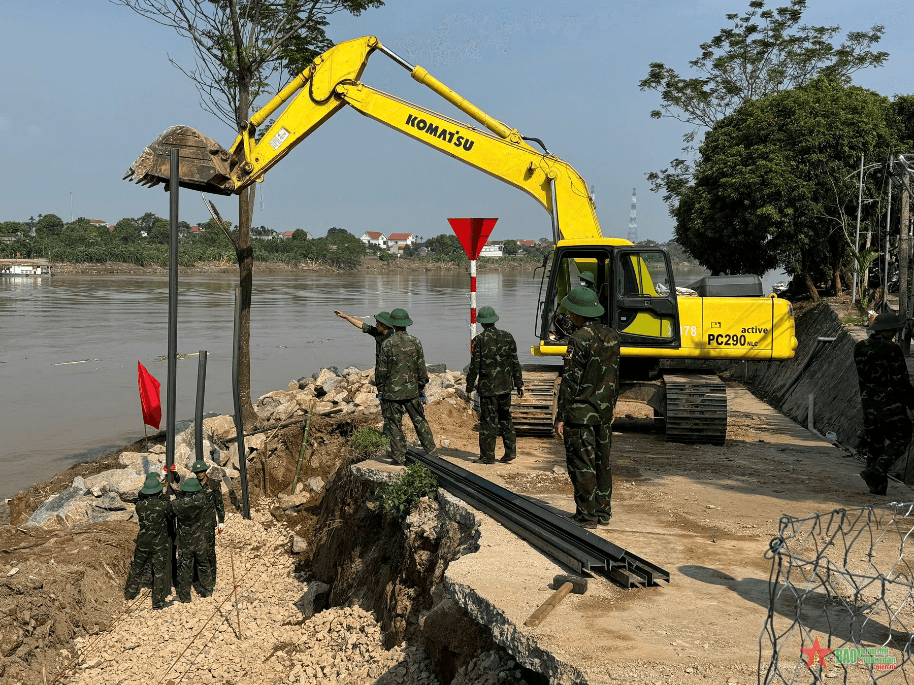 Lữ đoàn Công binh 249 chuẩn bị đường dẫn phục vụ công tác lắp cầu phao
