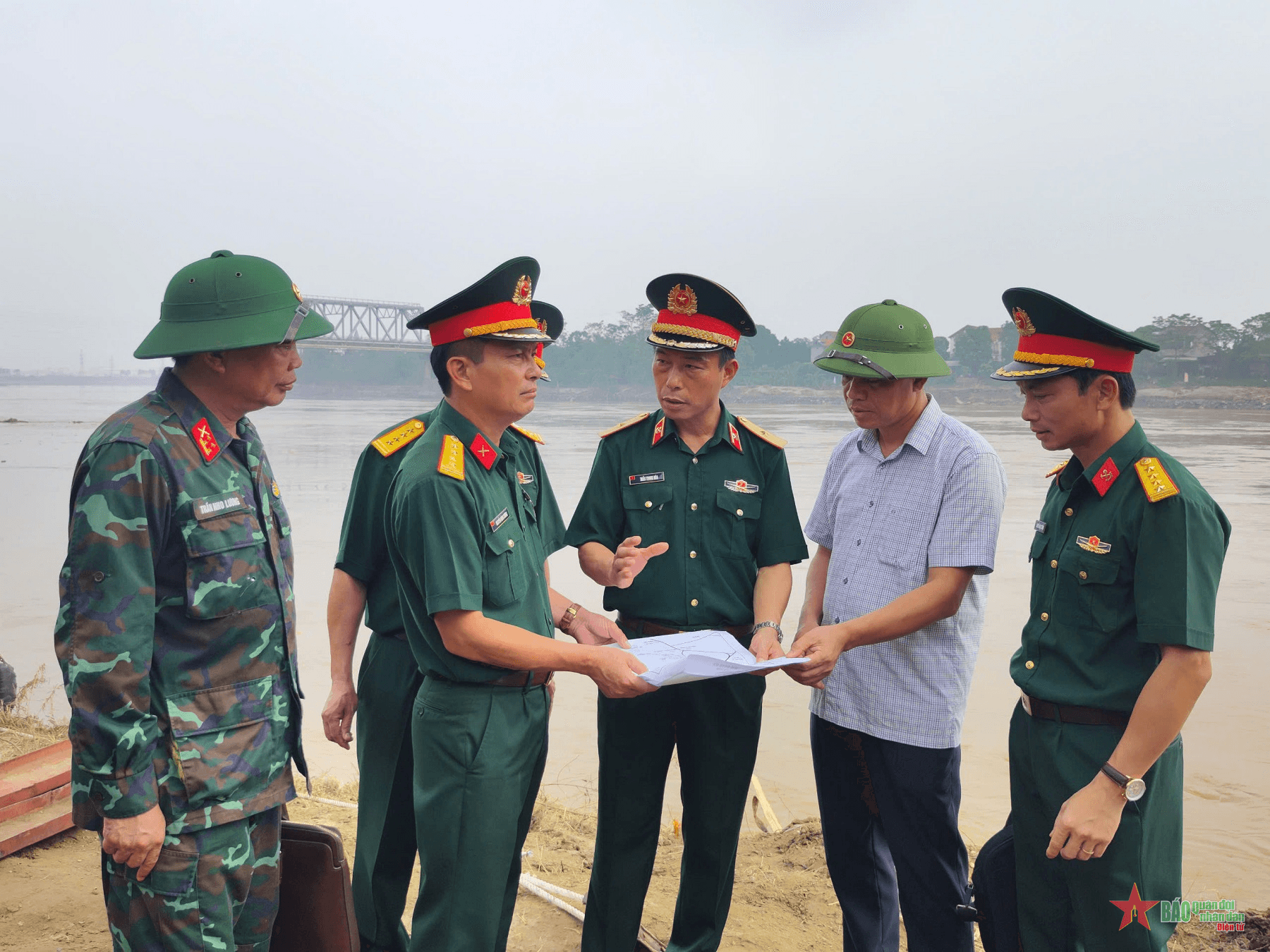 Tư lệnh Binh chủng Công binh kiểm tra công tác chuẩn bị lắp cầu phao Phong Châu