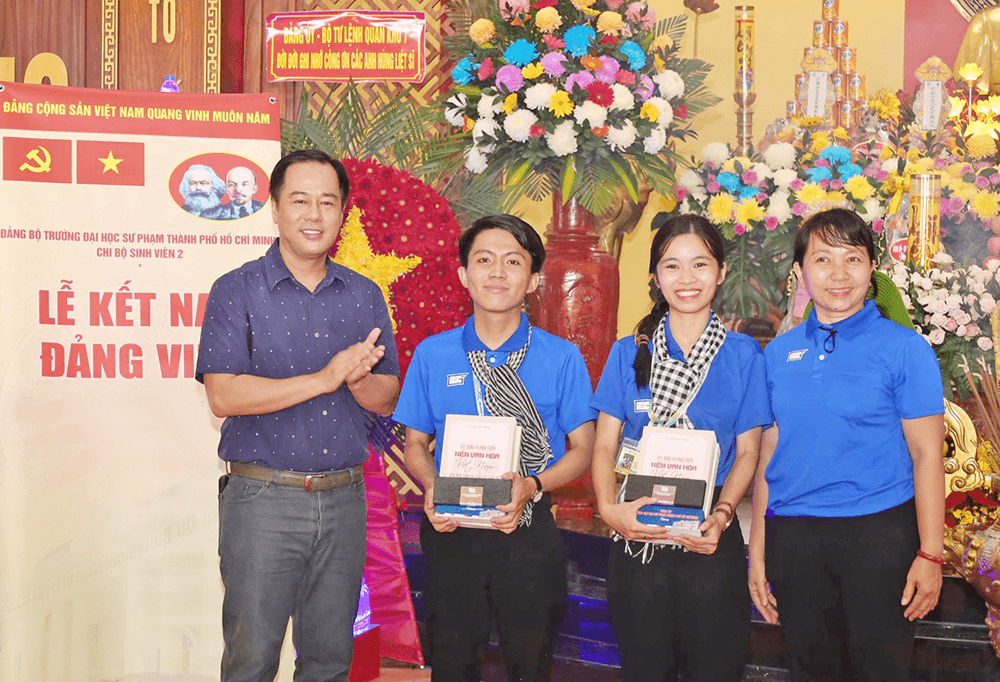 Kết nạp Đảng ở mặt trận tình nguyện hè
