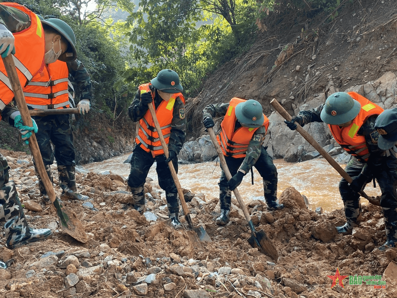 Tập trung lực lượng, khẩn trương tìm kiếm các nạn nhân còn mất tích ở Khuổi Ngọa