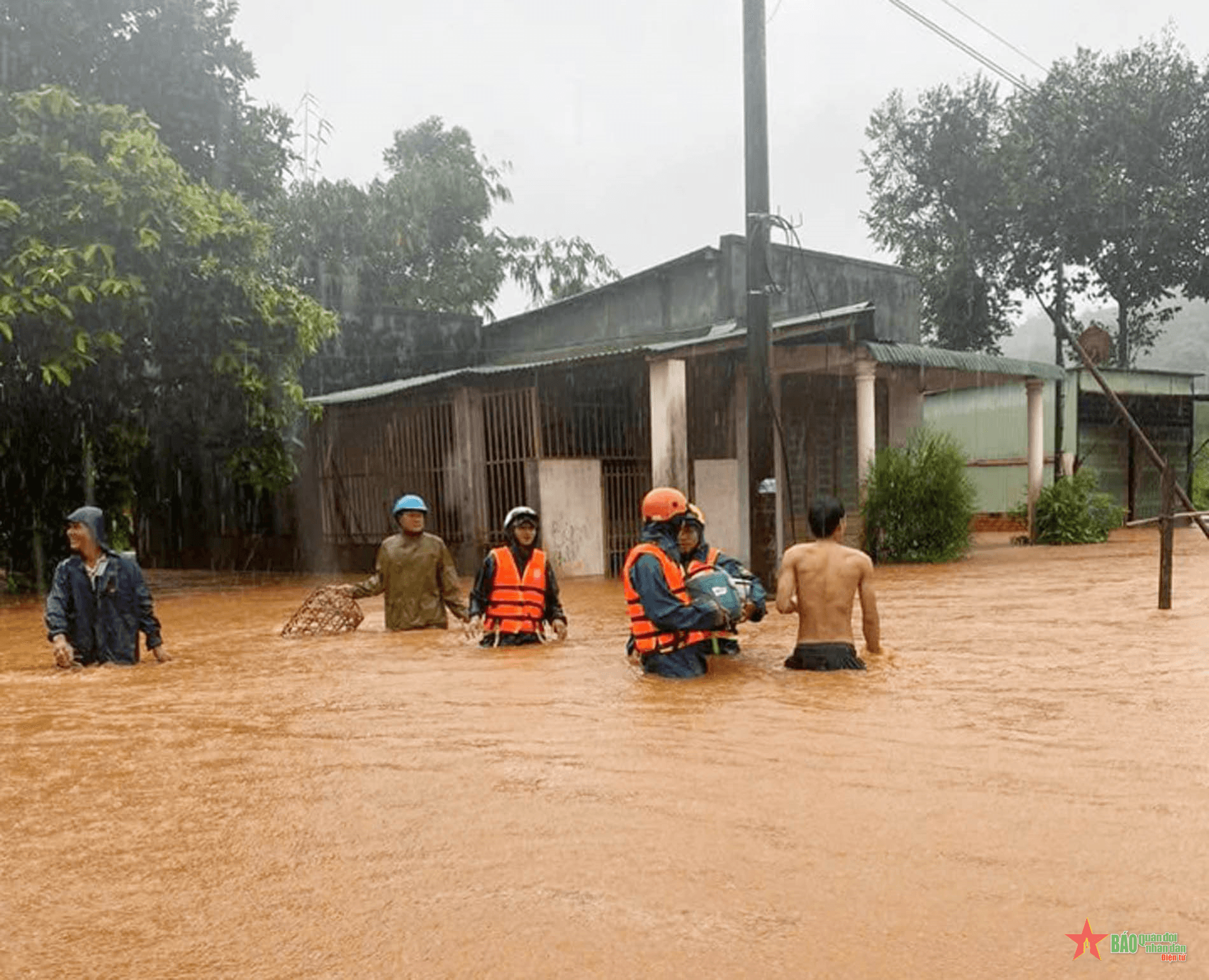 Lực lượng vũ trang tỉnh Bình Phước giúp dân khắc phục hậu quả mưa lớn, dông lốc