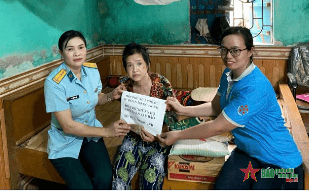 Hội Phụ nữ Sư đoàn 363 thăm, tặng quà gia đình bị thiệt hại do cơn bão số 3