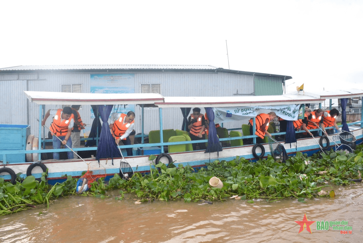 Ra quân thu gom rác thải tại khu vực chợ nổi Cái Răng
