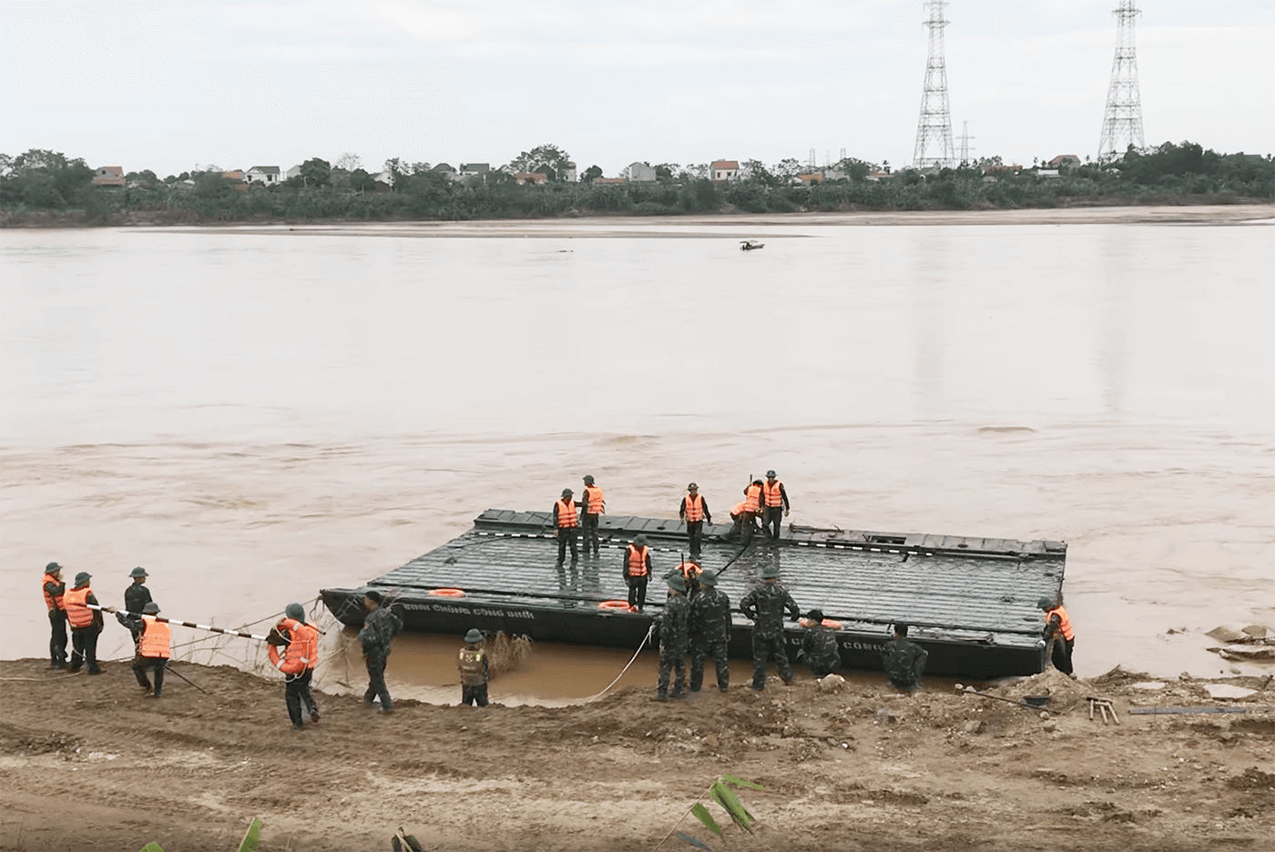 Vụ sập cầu Phong Châu: Hạ thủy một vài đốt phao để đánh giá tình trạng neo ghìm