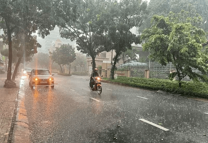 Hà Nội: Mưa dông, ngập úng đô thị xảy ra ở nhiều khu vực