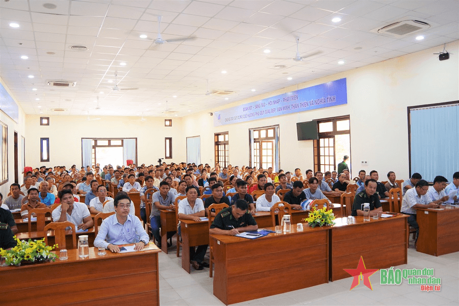 Bình Thuận: Tuyên truyền giáo dục pháp luật cho hơn 400 ngư dân khai thác đánh bắt xa bờ
