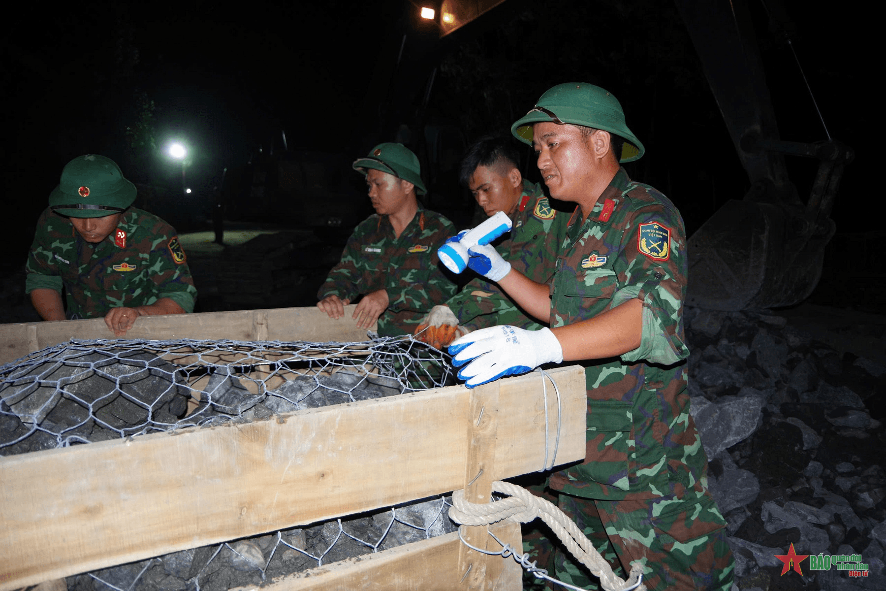 Gia cố thêm 60m3 đá bến vượt cầu phao Phong Châu