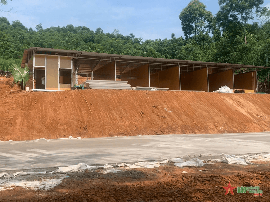 Lào Cai: Hoàn thành 25 căn nhà tạm cho bà con trong thôn Làng Nủ vào ngày 21-9
