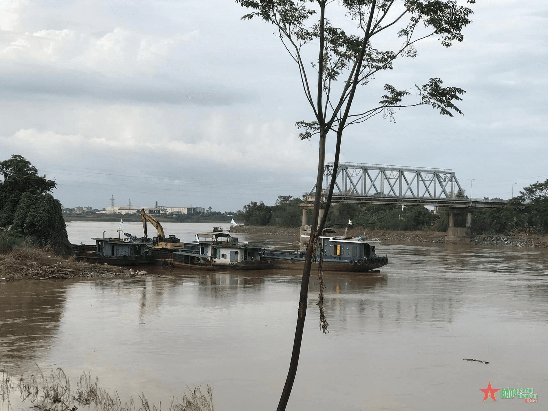 Vụ sập cầu Phong Châu: Tìm thấy nạn nhân thứ ba