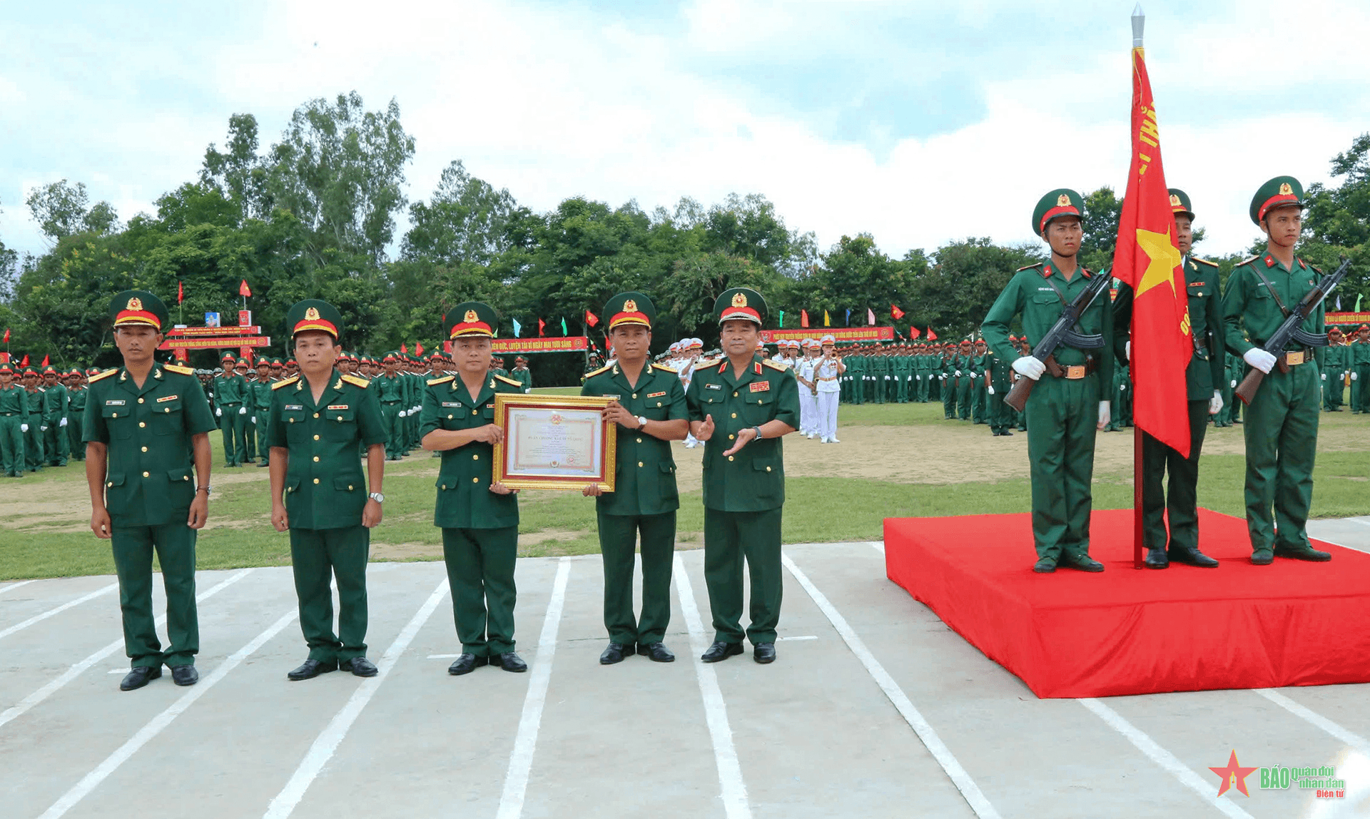 Trung đoàn 38 (Sư đoàn 2, Quân khu 5) đón nhận Huân chương Bảo vệ Tổ quốc hạng Ba