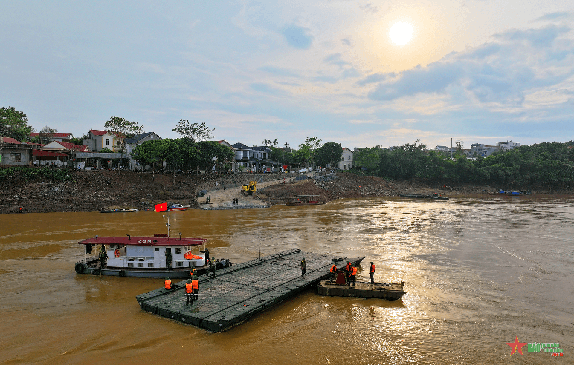 Khẩn trương hoàn thành công tác chuẩn bị lắp cầu phao Phong Châu