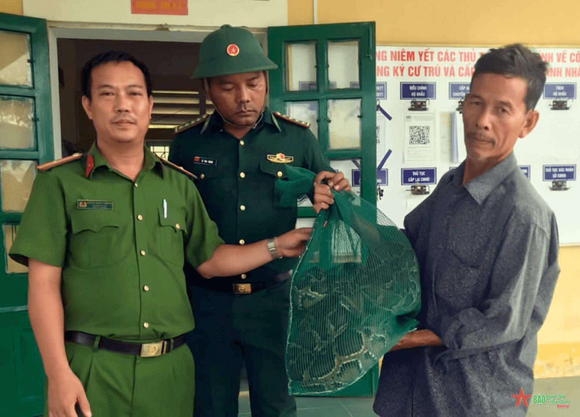 Bộ đội Biên phòng tỉnh Thừa Thiên Huế: Tiếp nhận cá thể trăn gấm quý hiếm do người dân tự nguyện giao nộp