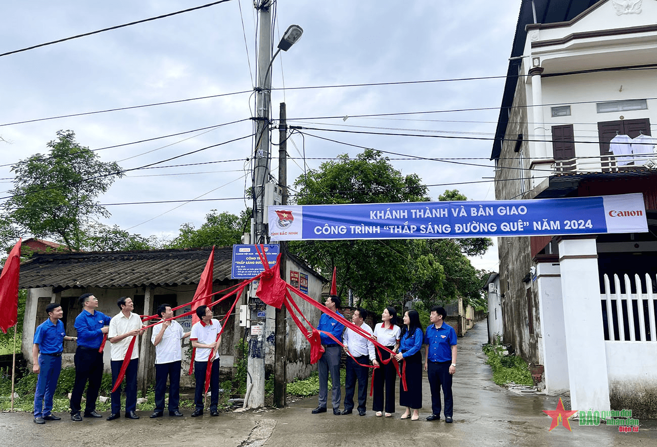 Khánh thành và bàn giao công trình “Thắp sáng đường quê” 2024