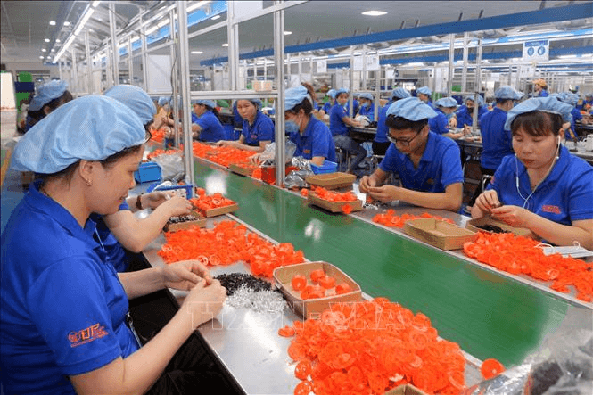 Thời điểm nghỉ hưu và thời điểm hưởng chế độ hưu trí của người lao động được thực hiện như thế nào?