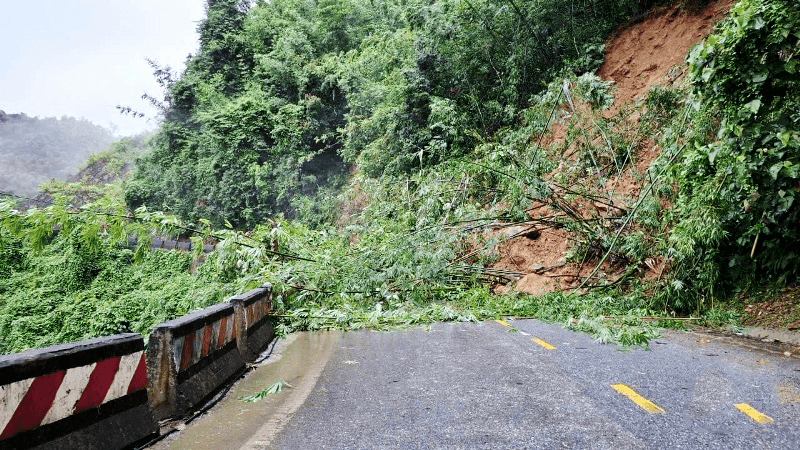 Thanh Hóa: Quốc lộ 15 bị sạt lở nhiều điểm, gây ách tắc, chia cắt giao thông