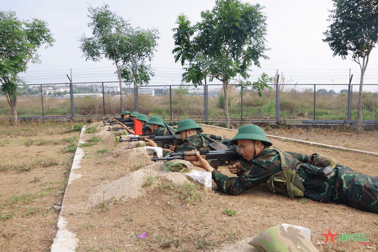 Binh nhì vượt khó